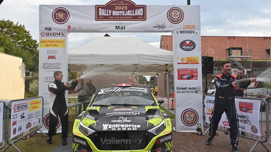 Vinderne af Rally Midtsjælland, Simon Vallentin og Karsten Isaksen, blev behørigt fejret ved mål i Viby Sj.
(Foto: Allan Post Christiansen)